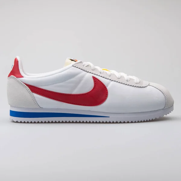 Nike Classic Cortez Nylon Premium QS white, red and blue sneaker — Stock Photo, Image
