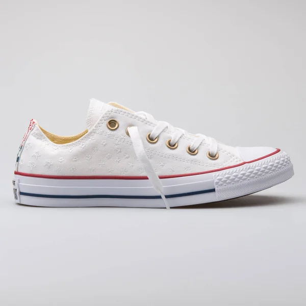 Converse Chuck Taylor All Star Ox beyaz spor ayakkabı — Stok fotoğraf