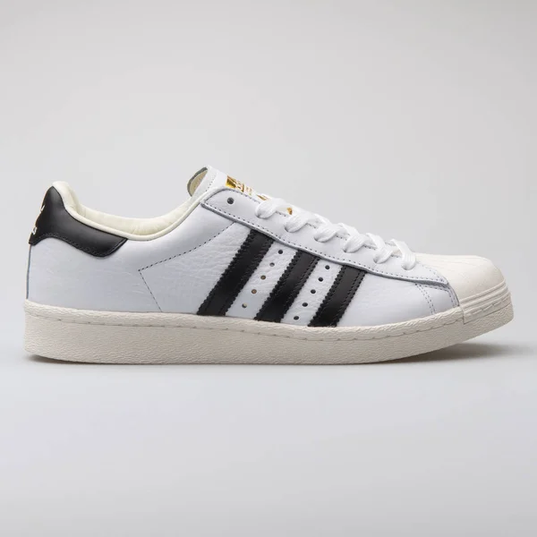 Adidas Superstar fehér cipő — Stock Fotó