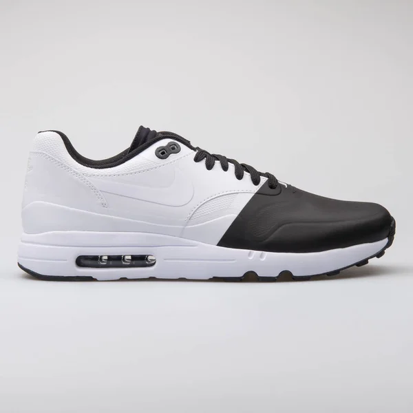 Nike Air Max 1 Ultra 2.0 SE sneaker bianca e nera — Foto Stock