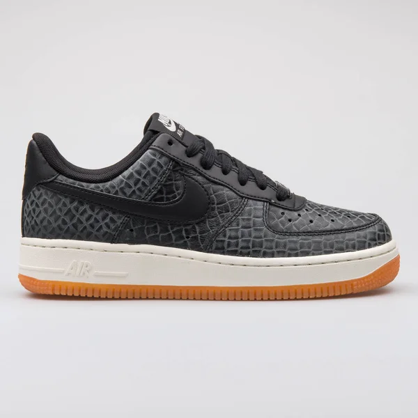 Nike Air Force 1 07 Premium black sneaker — Stock Photo, Image