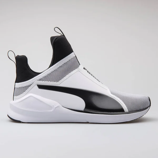 Puma ostra rdzeń biały i czarny Sneaker — Zdjęcie stockowe