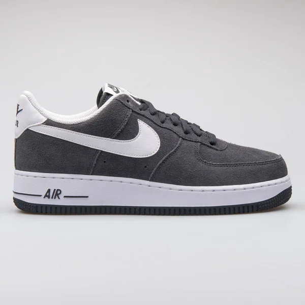 Nike Air Force 1 07 dark grey sneaker — Stock Photo, Image