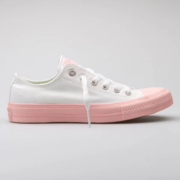 Converse Chuck Taylor All Star 2 OX tênis branco e rosa — Fotografia de Stock