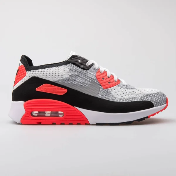 Nike Air Max 90 Ultra 2,0 Flyknit zwart, grijs en Crimson sneake — Stockfoto