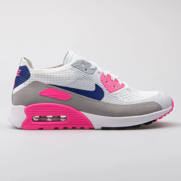 Nike Air Max 90 Ultra 2.0 Flyknit beyaz ve pembe spor ayakkabı — Stok fotoğraf