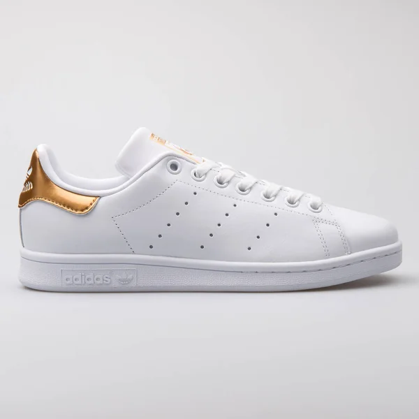 Adidas Stan Smith wit en goud sneaker — Stockfoto