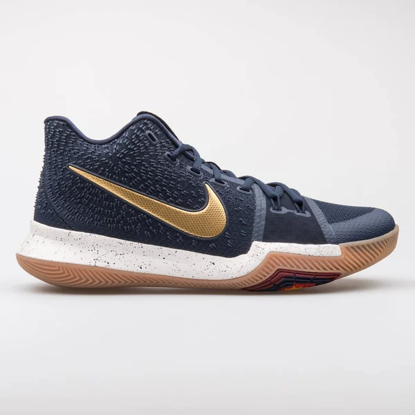 Nike Kyrie 3 modrá a zlatá kýčka — Stock fotografie