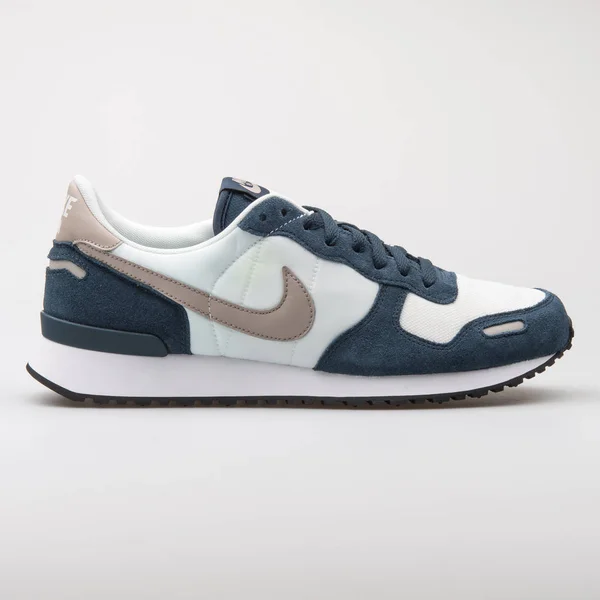 Nike Air VRTX blue and white sneaker — Stock Photo, Image