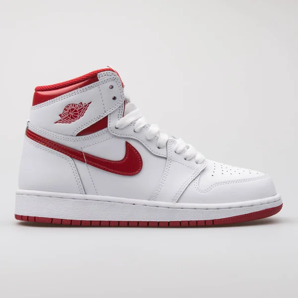 Zapatilla Nike Air Jordan 1 Retro High OG blanca y roja — Foto de Stock