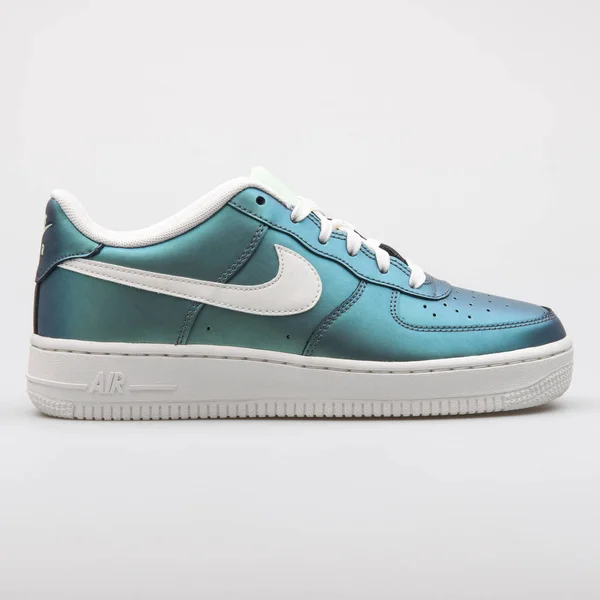 Nike Air Force 1 LV8 green sneaker — Stock Photo, Image