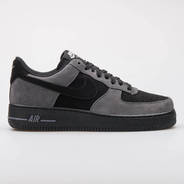 Nike Air Force 1 svart sneaker — Stockfoto