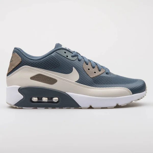 Nike Air Max 90 Ultra 2.0 Essential blu e beige sneaker — Foto Stock