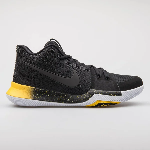 Nike Kyrie 3 tênis preto e ouro — Fotografia de Stock