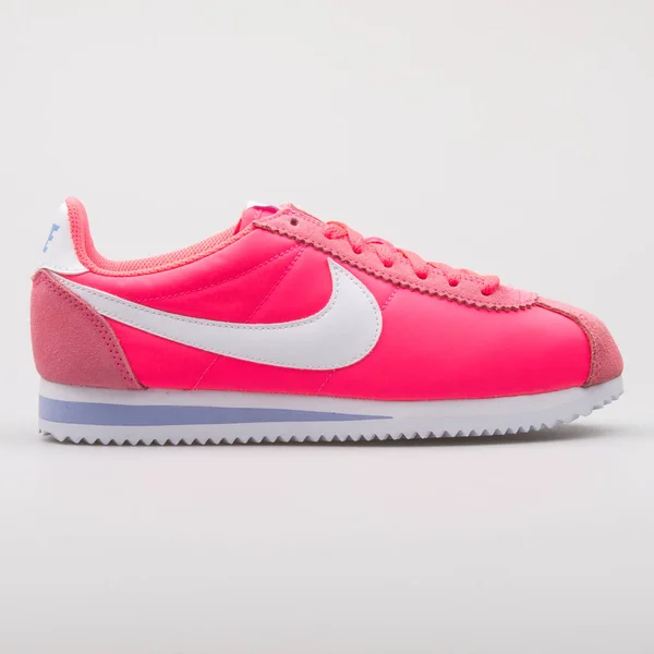 Nike Classic Cortez nylon różowy Sneaker — Zdjęcie stockowe