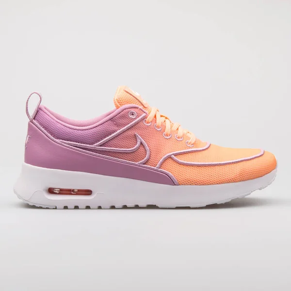 Zapatilla Nike Air Max Thea Ultra SI púrpura y naranja —  Fotos de Stock