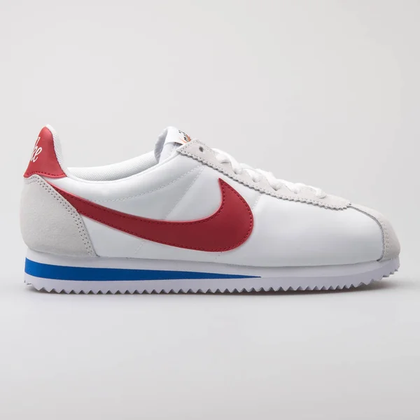 Nike Classic Cortez Nylon Premium белые, красные и синие кроссовки — стоковое фото