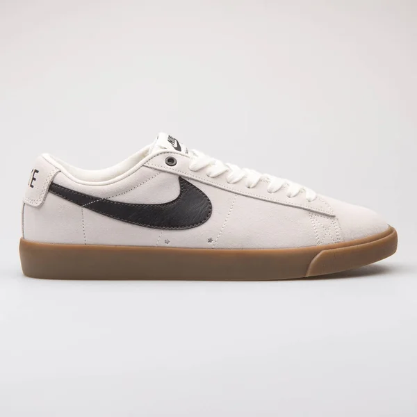 Nike Blazer Low GT tênis branco — Fotografia de Stock