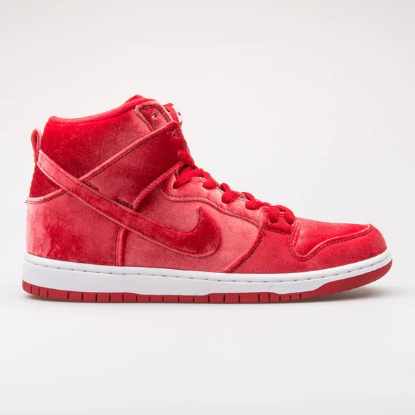 Nike Dunk Yüksek Premium Sb kırmızı spor ayakkabı — Stok fotoğraf