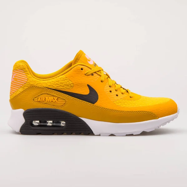Nike Air Max 90 Ultra 2.0 sarı spor ayakkabı — Stok fotoğraf