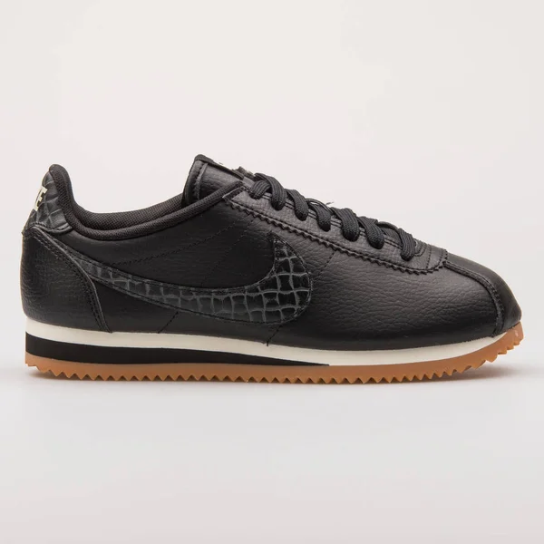 Nike Classic Cortez Leather Lux black sneaker — Stock Photo, Image