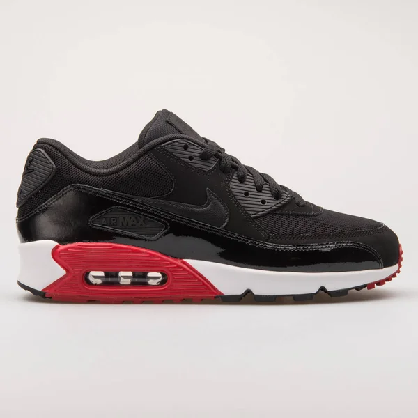 Nike Air Max 90 Essential siyah ve kırmızı spor ayakkabı — Stok fotoğraf