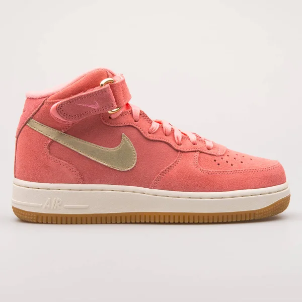 Nike Air Force 1 07 Mid Seasonal melon and gold sneaker — Stock Photo, Image