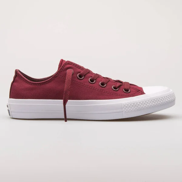 Converse Chuck Taylor All Star 2 OX profondo bordeaux sneaker — Foto Stock