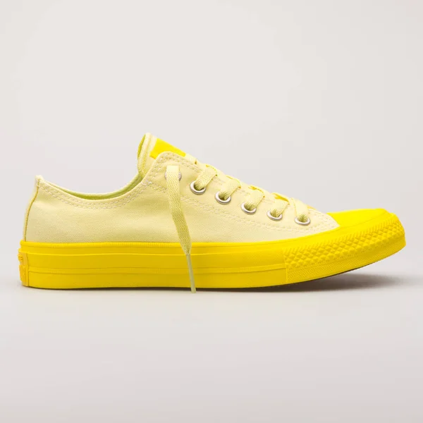 Converse Chuck Taylor All Star 2 Ox citromsárga cipő — Stock Fotó