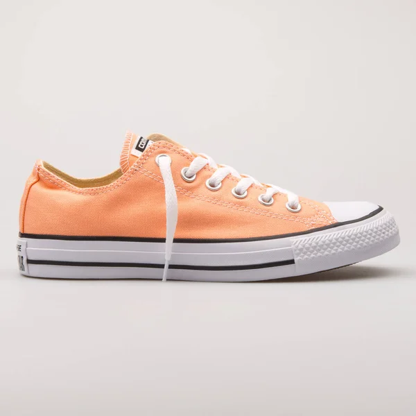 Converse Chuck Taylor All Star OX Sunset Glow orange sneaker — Stock Photo, Image
