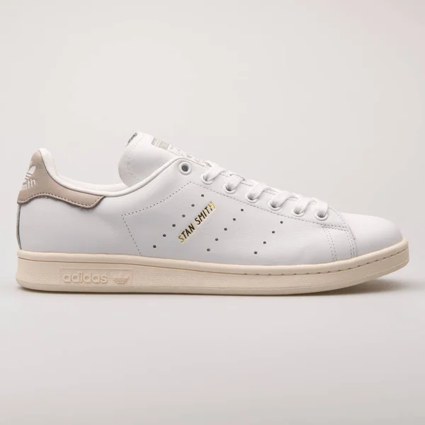 Adidas Stan Smith tênis branco e cáqui — Fotografia de Stock