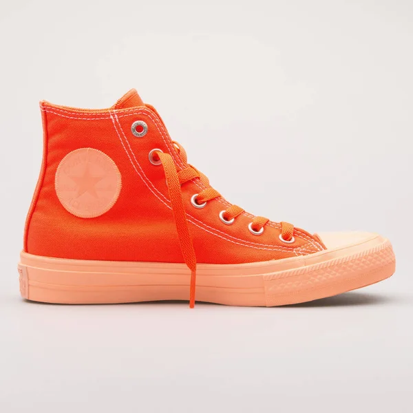 Umgekehrt chuck taylor all star 2 high hyper orange sneaker — Stockfoto