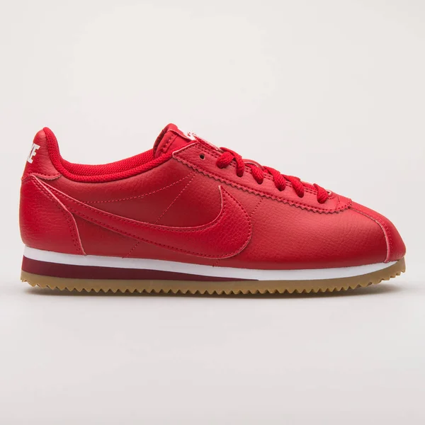 Nike Classic Cortez Leather red sneaker — Stock Photo, Image
