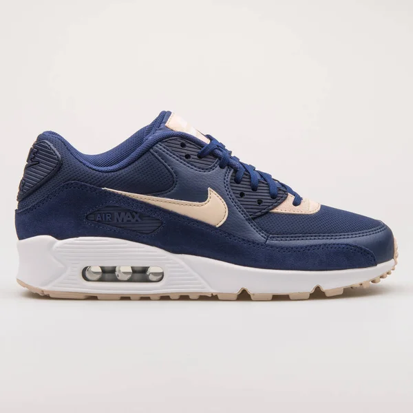 Nike Air Max 90 scarpe da ginnastica blu scuro — Foto Stock