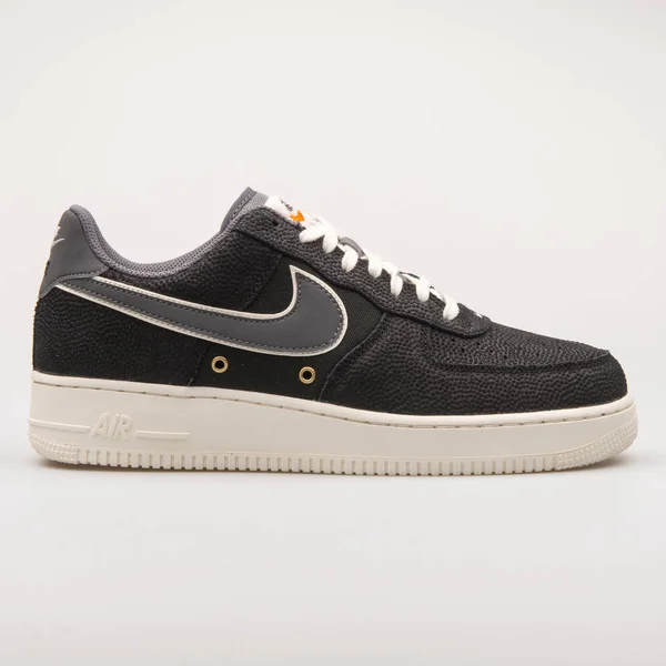 Nike Air Force 1 07 LV8 black sneaker — Stock Photo, Image