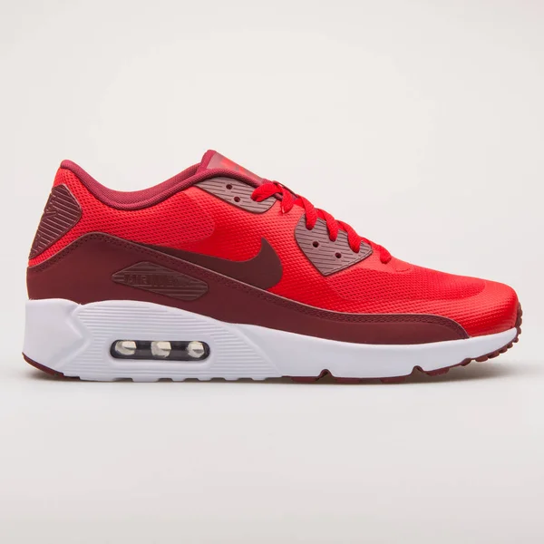 Nike Air Max 90 Ultra 2,0 απαραίτητα κόκκινα αθλητικά — Φωτογραφία Αρχείου