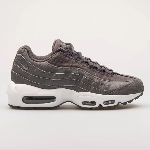 Nike Air Max 95 Premium grijs en zwart sneaker — Stockfoto