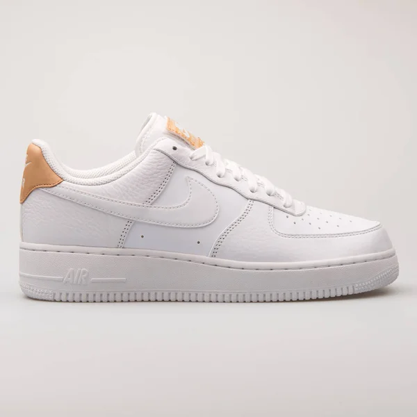 Nike Air Force 1 07 Lv8 biały Sneaker — Zdjęcie stockowe