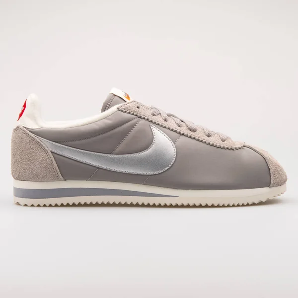 Nike Classic Cortez Premium grey sneaker — Stock Photo, Image