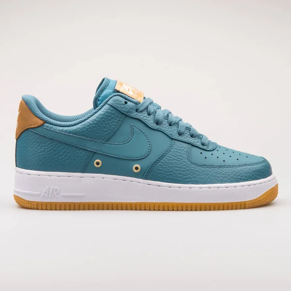 Nike Air Force 1 07 LV8 green sneaker — Stock Photo, Image