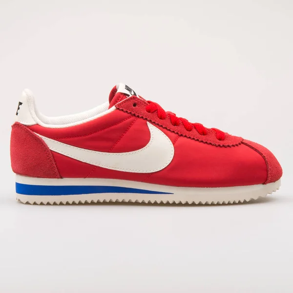 Красные кроссовки Nike Classic Cortez Premium — стоковое фото