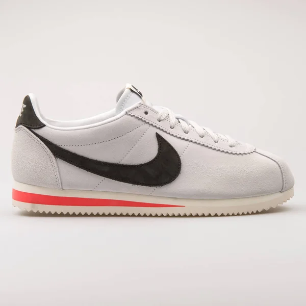 Nike Classic Cortez Leather SE off white and black sneaker — Stock Photo, Image