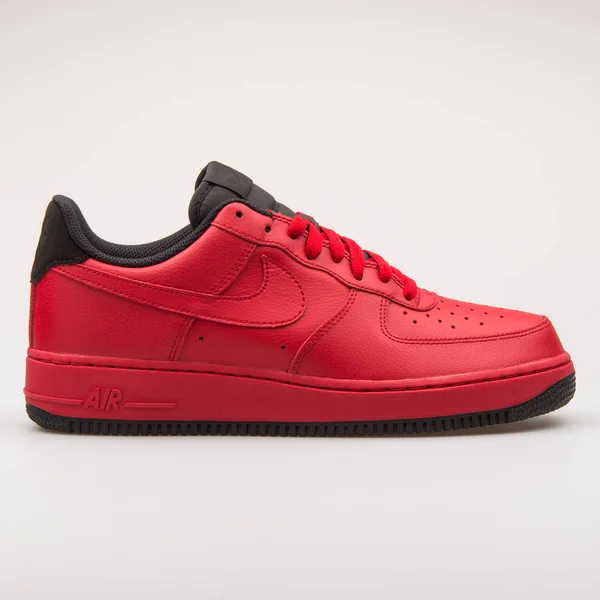 Nike Air Force 1 07 rode en zwarte sneaker — Stockfoto