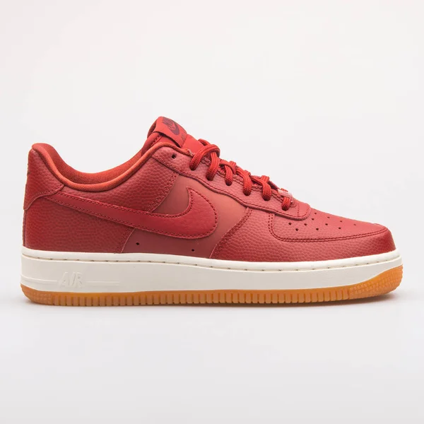 Nike Air Force 1 07 Сезонный красный кроссовок — стоковое фото