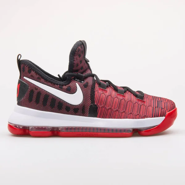 Nike Zoom Kd9 czarne i czerwone Sneaker — Zdjęcie stockowe