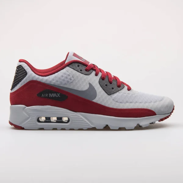 Nike Air Max 90 Ultra Essential grijze en rode sneaker — Stockfoto