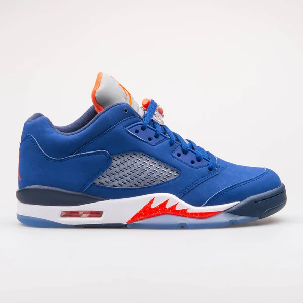Nike Air Jordan 5 retro low Knicks blauwe en rode sneaker — Stockfoto