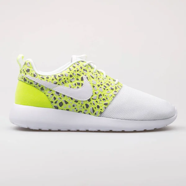 Nike Roshe One Premium biały i zielony Sneaker — Zdjęcie stockowe