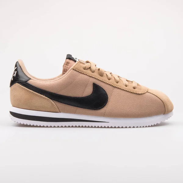 Nike Cortez Basic Premium QS desert camo and black sneaker — Stock Photo, Image