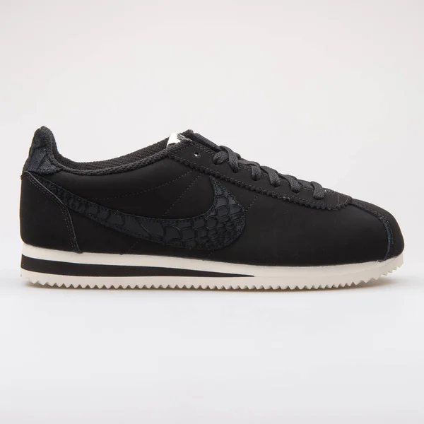 Nike Classic Cortez Leather SE black sneaker — Stock Photo, Image